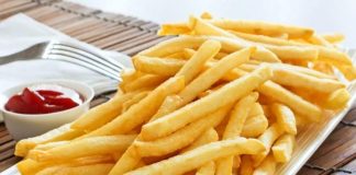 Kızarmış Patates Lezzeti Ve Sofralardaki Önemi Kızarmış patates, neredeyse tüm dünyada severek tüketilen, hızlı hazırlanabilen ve her yaştan insanın damak zevkine hitap eden bir yiyecektir. Kültürler farklı olsa da patatesin kızartılarak tüketilmesi ortak bir noktada buluşur. Fast food restoranlarından ev yemeklerine kadar geniş bir kullanım alanı bulan bu yiyecek, sadece lezzetiyle değil, aynı zamanda pratikliğiyle de öne çıkar. Konulu bir haber görseli.