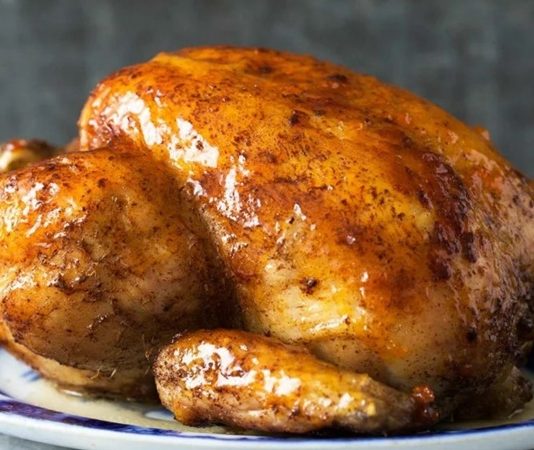 Kızarmış tavuk, dünya genelinde fast food ve ev yemeklerinin vazgeçilmezleri arasında yer alıyor. Tarihi kökenleri çok eskiye dayanan bu lezzet, özellikle ABD’de Güney mutfağasıyla özdeşleşmiş olsa da Türkiye’de de son yıllarda sokak lezzetleri ve restoran menülerinin gözdesi haline geldi. Geleneksel olarak tavuk parçalarının baharatlarla kaplanıp derin yağda kızartılmasıyla hazırlanan bu yiyecek, çıtır dış yüzeyi ve yumuşak iç dokusuyla dikkat çekiyor. Konulu bir haber görseli.