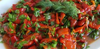 Közlenmiş Biber Salatası: Sofraların Vazgeçilmez Lezzeti Közlenmiş biber salatası, Türk mutfağının klasik mezelerinden biri olarak bilinir ve sofraların renkli sunumları arasında yer alır. Bu salata, özellikle yaz ve kış sofralarında, hem pratik hem de lezzetli bir başlangıç olarak tercih edilir. Közleme yöntemi, biberlerin aromasını yoğunlaştırır ve salataya karakteristik bir tat katar. Konulu bir haber görseli.