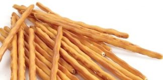 Krakerler, uzun yıllardır atıştırmalık dünyasının vazgeçilmezlerinden biri olarak öne çıkıyor. Hem çocukların hem yetişkinlerin sofralarında sıkça yer bulan krakerler, farklı tat ve dokularıyla geniş bir tüketici kitlesine hitap ediyor. Özellikle son yıllarda artan sağlıklı yaşam trendleri, kraker üreticilerini daha doğal ve katkısız ürünler geliştirmeye yönlendirdi. Bu durum, piyasada glutensiz, tam buğday ve organik krakerlerin sayısının artmasına yol açtı. Konulu bir haber görseli.