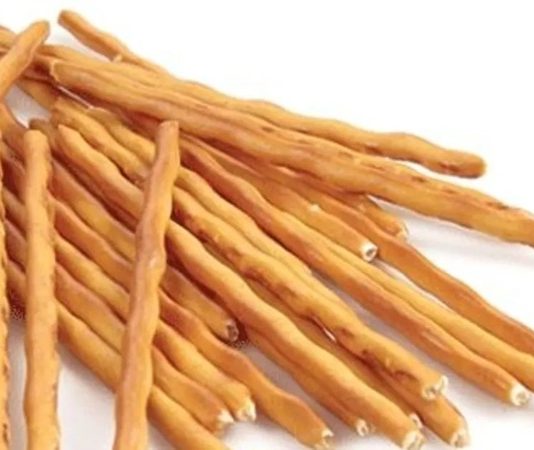 Kraker Keyfi Evde Ve Sokakta Artıyor Krakerler, uzun yıllardır atıştırmalık dünyasının vazgeçilmezlerinden biri olarak öne çıkıyor. Hem çocukların hem yetişkinlerin sofralarında sıkça yer bulan krakerler, farklı tat ve dokularıyla geniş bir tüketici kitlesine hitap ediyor. Özellikle son yıllarda artan sağlıklı yaşam trendleri, kraker üreticilerini daha doğal ve katkısız ürünler geliştirmeye yönlendirdi. Bu durum, piyasada glutensiz, tam buğday ve organik krakerlerin sayısının artmasına yol açtı. Konulu bir haber görseli.