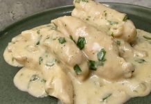 Kremalı Tavuk: Lezzeti Sofraların Yeni Gözdesi Kremalı tavuk, tavuk etinin süt veya krema bazlı soslarla buluşmasıyla ortaya çıkan, hem hafif hem de doyurucu bir yemektir. Özellikle son yıllarda sağlıklı ama lezzetli yemek arayışında olanların favorisi olmuştur. Tavuk etinin protein bakımından zengin olması ve krema ile birleştiğinde hem yumuşak hem de aromatik bir tada kavuşması, yemeği öne çıkarır. Konulu bir haber görseli.