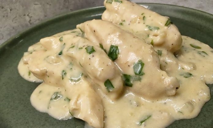 Kremalı tavuk, tavuk etinin süt veya krema bazlı soslarla buluşmasıyla ortaya çıkan, hem hafif hem de doyurucu bir yemektir. Özellikle son yıllarda sağlıklı ama lezzetli yemek arayışında olanların favorisi olmuştur. Tavuk etinin protein bakımından zengin olması ve krema ile birleştiğinde hem yumuşak hem de aromatik bir tada kavuşması, yemeği öne çıkarır. Konulu bir haber görseli.