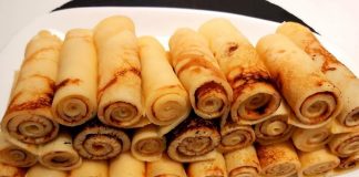 Krep Rulo: Lezzetli Kahvaltı Ve Atıştırmalık Alternatifi Krep rulo, hem kahvaltılarda hem de ara öğünlerde pratik ve lezzetli bir seçenek olarak öne çıkıyor. İnce krep hamurunun içine peynir, sebze, et veya reçel gibi farklı malzemeler konularak hazırlanan bu atıştırmalık, hem göze hem de damağa hitap ediyor. Krep rulo, sadece lezzeti ile değil, sunum açısından da sofraları zenginleştiriyor. Bu yazımızda krep rulo yapımından sunum önerilerine, malzeme çeşitlerinden sağlıklı alternatiflere kadar her detayı detaylı olarak inceleyeceğiz. Konulu bir haber görseli.