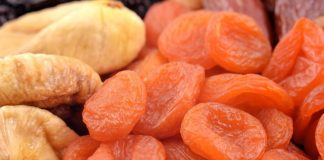 Kuru meyve, içerdiği yoğun besin değerleri sayesinde sağlıklı yaşamın olmazsa olmazlarından biri haline gelmiştir. Özellikle doğal yollarla kurutulan meyveler, içerdikleri vitamin ve minerallerin büyük bir kısmını koruyarak vücudu destekler. Günlük enerji ihtiyacını karşılamada etkili bir rol oynayan bu besinler, uzun süre tok tutmalarıyla da diyet yapanlar için avantaj sağlar. Konulu bir haber görseli.