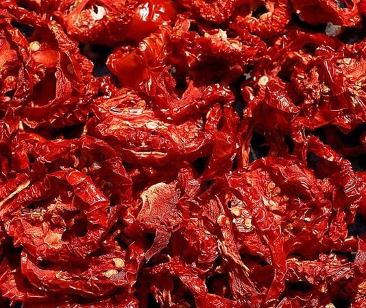 Kurutulmuş Domates: Sofralara Katkı Sağlayan Doğal Lezzet Kurutulmuş domates, mutfaklarda giderek daha fazla tercih edilen sağlıklı ve doğal ürünlerden biridir. Taze domateslerin özel yöntemlerle suyunun çekilmesi ve güneşte ya da düşük sıcaklıkta kurutulmasıyla elde edilir. Böylece domatesin besin değerleri korunur, aroması yoğunlaşır ve daha uzun süre saklanabilir hale gelir. Doğal yapısı sayesinde hem geleneksel hem de modern tariflerde kullanılabilen kurutulmuş domates, sofralara farklı bir tat ve zenginlik katar. Konulu bir haber görseli.