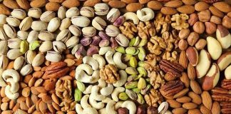 Kuruyemişler, yüzyıllardır hem besleyici hem de lezzetli atıştırmalıklar olarak sofralarda yer alıyor. İlk olarak Orta Doğu ve Akdeniz bölgelerinde yetiştirilen kuruyemişler, zamanla dünya genelinde popülerleşti. Ceviz, fındık, badem, kaju ve antep fıstığı gibi çeşitler, farklı kültürlerde hem tatlılarda hem de tuzlu yemeklerde kullanıldı. Konulu bir haber görseli.