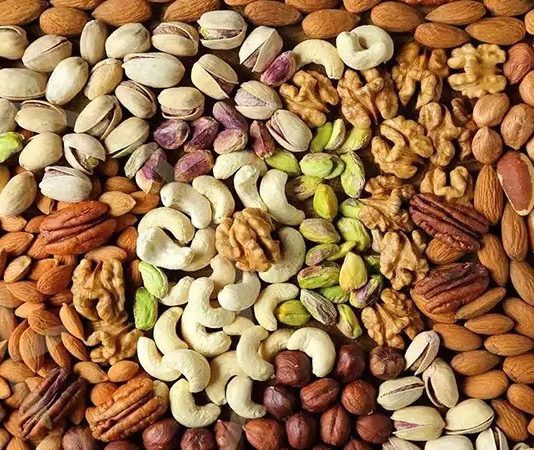 Kuruyemişler, yüzyıllardır hem besleyici hem de lezzetli atıştırmalıklar olarak sofralarda yer alıyor. İlk olarak Orta Doğu ve Akdeniz bölgelerinde yetiştirilen kuruyemişler, zamanla dünya genelinde popülerleşti. Ceviz, fındık, badem, kaju ve antep fıstığı gibi çeşitler, farklı kültürlerde hem tatlılarda hem de tuzlu yemeklerde kullanıldı. Konulu bir haber görseli.