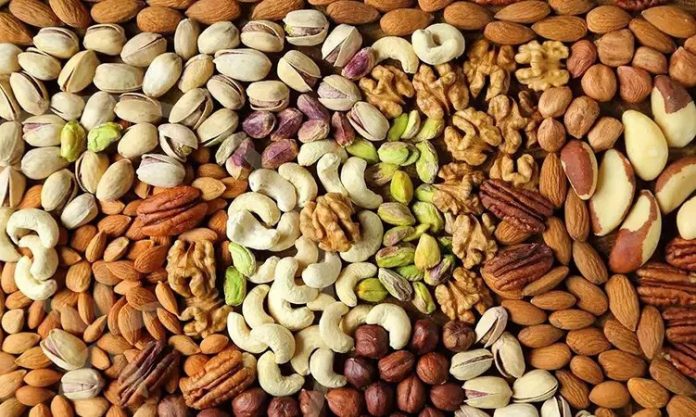 Kuruyemiş Sağlıklı Atıştırmalıkların Vazgeçilmezi Kuruyemişler, yüzyıllardır hem besleyici hem de lezzetli atıştırmalıklar olarak sofralarda yer alıyor. İlk olarak Orta Doğu ve Akdeniz bölgelerinde yetiştirilen kuruyemişler, zamanla dünya genelinde popülerleşti. Ceviz, fındık, badem, kaju ve antep fıstığı gibi çeşitler, farklı kültürlerde hem tatlılarda hem de tuzlu yemeklerde kullanıldı. Konulu bir haber görseli.