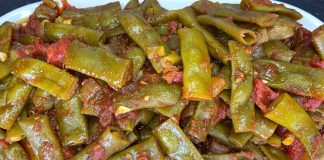 Kuşbaşılı Taze Fasulye: Sofraların Lezzetli Ve Besleyici Yemeği Türk mutfağının klasik yemeklerinden biri olan kuşbaşılı taze fasulye, hem sağlıklı hem de doyurucu bir öğün olarak bilinir. Taze fasulyenin kuşbaşı et ile bir araya gelmesiyle hazırlanan bu yemek, özellikle yaz aylarında sofralarda sıkça yer alır. Osmanlı döneminden günümüze uzanan bu tarif, hem geleneksel tatları hem de modern yemek kültürünü bir araya getirir. Konulu bir haber görseli.