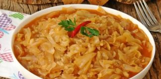 Lahana Yemeği: Sofraların Lezzetli Ve Sağlıklı Tercihi Lahana, tarih boyunca hem mutfak kültüründe hem de sağlık alanında önemli bir yer tutmuştur. Avrupa ve Anadolu mutfağında sıkça kullanılan lahana, vitamin ve mineral bakımından oldukça zengindir. İçerdiği C vitamini ile bağışıklığı güçlendirirken, lif oranı yüksek olduğu için sindirimi destekler ve uzun süre tokluk hissi sağlar. Konulu bir haber görseli.