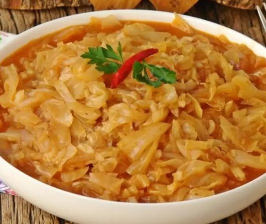 Lahana, tarih boyunca hem mutfak kültüründe hem de sağlık alanında önemli bir yer tutmuştur. Avrupa ve Anadolu mutfağında sıkça kullanılan lahana, vitamin ve mineral bakımından oldukça zengindir. İçerdiği C vitamini ile bağışıklığı güçlendirirken, lif oranı yüksek olduğu için sindirimi destekler ve uzun süre tokluk hissi sağlar. Konulu bir haber görseli.