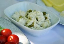 Lor peynirli meze, Türk mutfağının hafif ve besleyici tatlarından biri olarak sofralarda kendine özel bir yer bulur. Özellikle davet sofralarında, kahvaltılarda veya aperatif olarak sunulan bu mezeler, hem pratik hem de lezzetli bir seçenek oluşturur. Lor peyniri, düşük yağ oranı ve hafif tadı ile mezelerde yoğun bir lezzet dengesi sağlar. Mezeler, çeşitli sebzeler, baharatlar ve taze otlarla birleştiğinde sofralara renk ve aroma katar. Konulu bir haber görseli.