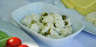 Lor Peynirli Meze: Sofraların Hafif ve Lezzetli Seçeneği Lor peynirli meze, Türk mutfağının hafif ve besleyici tatlarından biri olarak sofralarda kendine özel bir yer bulur. Özellikle davet sofralarında, kahvaltılarda veya aperatif olarak sunulan bu mezeler, hem pratik hem de lezzetli bir seçenek oluşturur. Lor peyniri, düşük yağ oranı ve hafif tadı ile mezelerde yoğun bir lezzet dengesi sağlar. Mezeler, çeşitli sebzeler, baharatlar ve taze otlarla birleştiğinde sofralara renk ve aroma katar. Konulu bir haber görseli.