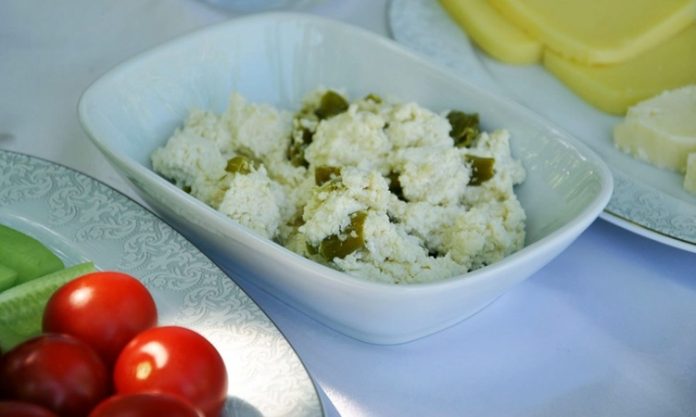 Lor peynirli meze, Türk mutfağının hafif ve besleyici tatlarından biri olarak sofralarda kendine özel bir yer bulur. Özellikle davet sofralarında, kahvaltılarda veya aperatif olarak sunulan bu mezeler, hem pratik hem de lezzetli bir seçenek oluşturur. Lor peyniri, düşük yağ oranı ve hafif tadı ile mezelerde yoğun bir lezzet dengesi sağlar. Mezeler, çeşitli sebzeler, baharatlar ve taze otlarla birleştiğinde sofralara renk ve aroma katar. Konulu bir haber görseli.