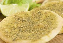 Manakish, özellikle Ortadoğu mutfağının popüler ve geleneksel bir lezzetidir. İnce hamur üzerine sürülen çeşitli malzemelerle hazırlanan bu yemek, kahvaltıdan atıştırmalığa kadar farklı öğünlerde tüketilebilir. Zengin aroması ve pratik sunumu sayesinde manakish, hem evde hem de sokak lezzeti olarak yaygınlaşmıştır. Konulu bir haber görseli.