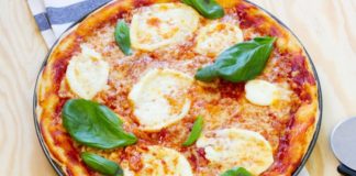 Margarita pizza, İtalyan mutfağının en ikonik lezzetlerinden biri olarak bilinir. Napoli kökenli bu pizza türü, basit ama dengeli malzemeleriyle ün kazanmıştır. Domates, mozzarella peyniri ve taze fesleğen kullanımı, pizzanın üç temel rengi olan kırmızı, beyaz ve yeşili simgeler. Konulu bir haber görseli.