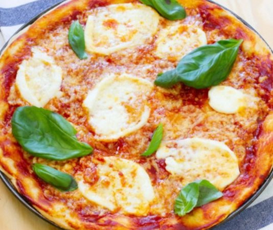 Margarita pizza, İtalyan mutfağının en ikonik lezzetlerinden biri olarak bilinir. Napoli kökenli bu pizza türü, basit ama dengeli malzemeleriyle ün kazanmıştır. Domates, mozzarella peyniri ve taze fesleğen kullanımı, pizzanın üç temel rengi olan kırmızı, beyaz ve yeşili simgeler. Konulu bir haber görseli.