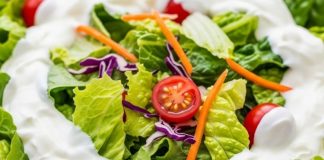 Marul salatası, hafif ve ferahlatıcı lezzetiyle Türk mutfağında önemli bir yere sahiptir. Özellikle yaz aylarında soğuk meze olarak sofralarda öne çıkar. Marulun gevrek yapısı, salatanın tazeliğini ve hafifliğini ön plana çıkarır. Bu salata, hem ana yemeklerin yanında tamamlayıcı olarak hem de tek başına sağlıklı bir öğün olarak tüketilebilir. Konulu bir haber görseli.