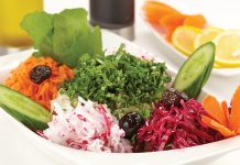 Mevsim Salata: Taze Sebzelerle Sofraların Renkli Lezzeti Mevsim Salata, adından da anlaşılacağı gibi yılın o döneminde yetişen taze sebzelerle hazırlanan sağlıklı ve hafif bir salatadır. Her mevsim farklı sebzelerle hazırlanabilmesi, bu salatayı yıl boyunca sofraların vazgeçilmez bir parçası haline getirir. Lezzetli ve vitamin açısından zengin olan mevsim salata, hem ana yemeklerin yanında hem de tek başına bir öğün olarak tüketilebilir. Konulu bir haber görseli.