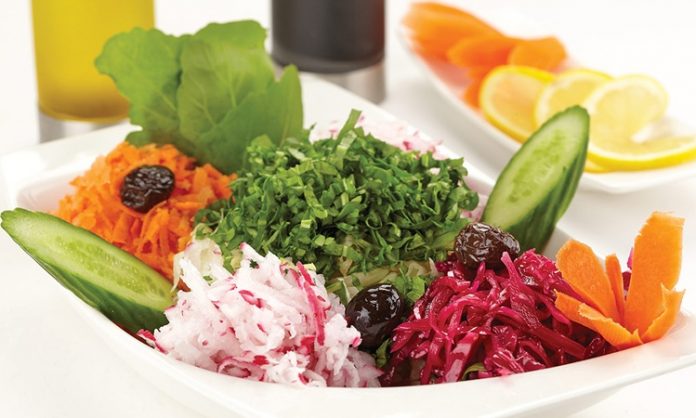 Mevsim Salata Taze Sebzelerle Sofraların Renkli Lezzeti Mevsim Salata, adından da anlaşılacağı gibi yılın o döneminde yetişen taze sebzelerle hazırlanan sağlıklı ve hafif bir salatadır. Her mevsim farklı sebzelerle hazırlanabilmesi, bu salatayı yıl boyunca sofraların vazgeçilmez bir parçası haline getirir. Lezzetli ve vitamin açısından zengin olan mevsim salata, hem ana yemeklerin yanında hem de tek başına bir öğün olarak tüketilebilir. Konulu bir haber görseli.