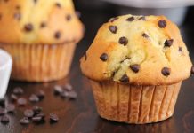 Muffin: Küçük Boyda Büyük Tatlı Keyfi Muffin, özellikle kahvaltı ve atıştırmalık kültüründe öne çıkan, küçük boyutlu keklerden biridir. 18. yüzyılda İngiltere’de ortaya çıkan bu mini kekler, kolay hazırlanabilmesi ve taşınabilir yapısıyla hızla popülerleşmiştir. İngiliz mutfağında kahve ile birlikte tüketilen muffin, zamanla Amerika’ya taşınarak farklı tat ve sunumlarla çeşitlenmiştir. Konulu bir haber görseli.