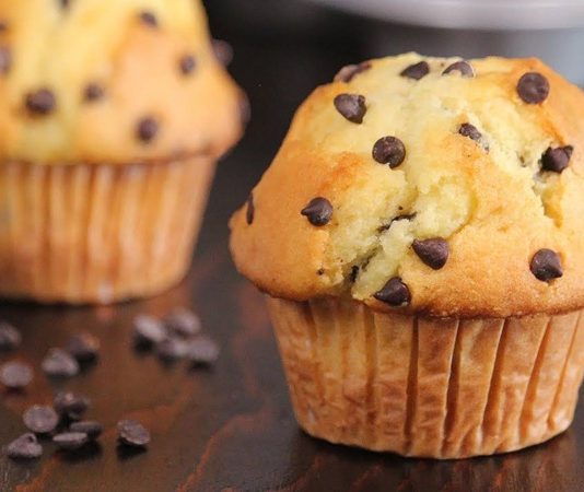 Muffin: Küçük Boyda Büyük Tatlı Keyfi Muffin, özellikle kahvaltı ve atıştırmalık kültüründe öne çıkan, küçük boyutlu keklerden biridir. 18. yüzyılda İngiltere’de ortaya çıkan bu mini kekler, kolay hazırlanabilmesi ve taşınabilir yapısıyla hızla popülerleşmiştir. İngiliz mutfağında kahve ile birlikte tüketilen muffin, zamanla Amerika’ya taşınarak farklı tat ve sunumlarla çeşitlenmiştir. Konulu bir haber görseli.