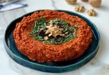 Muhammara İle Sofralara Akdeniz Esintisi Katın Muhammara, özellikle Akdeniz ve Orta Doğu mutfaklarının sevilen mezelerinden biridir. Muhammara, kırmızı biber, ceviz ve zeytinyağı ile hazırlanan, hem lezzetli hem de besleyici bir mezedir. İçerdiği sağlıklı yağlar ve proteinler sayesinde hem enerji verir hem de vücut sağlığını destekler. Ceviz, özellikle omega-3 açısından zengin olmasıyla kalp sağlığını desteklerken, kırmızı biberin içerdiği vitaminler bağışıklık sistemini güçlendirir. Konulu bir haber görseli.