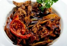 Türk mutfağının en bilinen yemeklerinden biri olan musakka, köklü geçmişi ve Anadolu’daki çeşitliliği ile dikkat çeker. Osmanlı döneminden bugüne sofralarda kendine yer bulan bu yemek, et ve sebzenin muhteşem uyumunu bir arada sunar. Hem kıymalı hem de sebzeli yapısı sayesinde besleyici bir öğün olan musakka, özellikle aile sofralarının vazgeçilmezleri arasındadır. Konulu bir haber görseli.