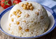 Nohutlu pilav, Türk mutfağının en sevilen ve sık tüketilen yemeklerinden biridir. Hem günlük öğünlerde hem de özel davetlerde sıkça hazırlanır. Tarih boyunca farklı kültürlerin etkisiyle şekillenen bu tarif, hem doyurucu hem de besleyici bir seçenek olarak öne çıkar. Konulu bir haber görseli.