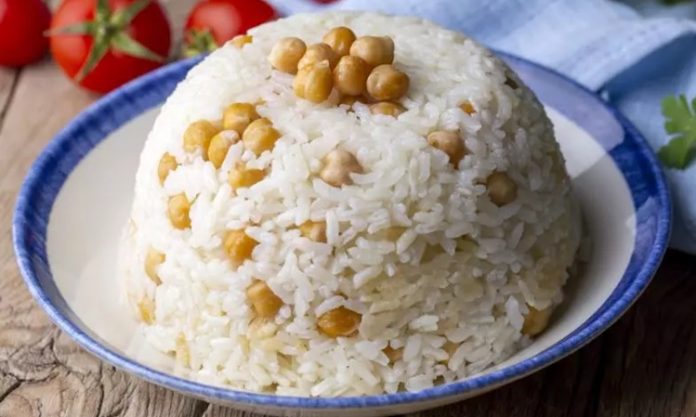 Nohutlu pilav, Türk mutfağının en sevilen ve sık tüketilen yemeklerinden biridir. Hem günlük öğünlerde hem de özel davetlerde sıkça hazırlanır. Tarih boyunca farklı kültürlerin etkisiyle şekillenen bu tarif, hem doyurucu hem de besleyici bir seçenek olarak öne çıkar. Konulu bir haber görseli.