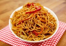 Noodle: Dünyada ve Türkiye’de Popülerliği Artan Bir Lezzet Noodle, Asya mutfağının en bilinen yiyeceklerinden biridir. Tarihi binlerce yıl öncesine kadar uzanan bu yiyecek, özellikle Çin, Japonya, Kore ve Tayland gibi ülkelerde büyük bir kültürel değer taşır. Pirinç, buğday veya yumurta gibi farklı malzemelerle hazırlanabilen noodle, bölgeden bölgeye farklılık gösterir. Çin mutfağında genellikle buğday unuyla yapılan versiyonları tercih edilirken, Japonya’da ramen ve soba çeşitleri öne çıkar. Konulu bir haber görseli.