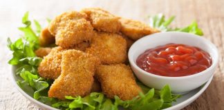 Nugget: Pratik Atıştırmalıkların Lezzetli Tercihi Nugget, özellikle hızlı ve pratik öğün arayanların favori seçeneklerinden biri haline gelmiş bir yiyecektir. Kökeni Amerika’ya dayanan bu atıştırmalık, 1950’li yıllarda geliştirilmiş ve kısa sürede dünya çapında popüler olmuştur. Tavuk eti, kaplamalı ve kızartılmış olarak hazırlanarak altın sarısı bir dış yüzeye kavuşur. Konulu bir haber görseli.