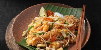 Pad Thai, Tayland mutfağının en bilinen yemeklerinden biridir ve dünya genelinde milyonlarca insan tarafından sevilerek tüketilmektedir. Bu yemek, özellikle Tayland’ın kimliğini yansıtan bir lezzet olarak öne çıkar. 1930’lu yıllarda ülkenin milli kimliğini güçlendirmek amacıyla öne çıkarılan bu yemek, kısa sürede Tayland’ın ulusal yemeklerinden biri haline gelmiştir. Pirinç eriştesiyle yapılan bu özel yemek, Tayland’ın zengin mutfak kültürünü uluslararası alanda temsil etmektedir. Konulu bir haber görseli.
