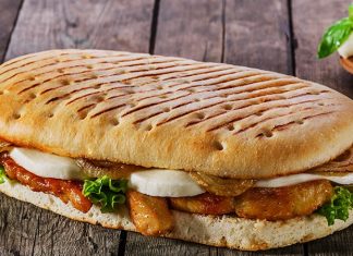 Panini, İtalyan mutfağının en sevilen ve hızlı atıştırmalık seçeneklerinden biridir. Kelime anlamı olarak “küçük ekmekler” anlamına gelen panini, İtalya’da özellikle öğle yemeklerinde tercih edilir. Geleneksel olarak ciabatta veya focaccia ekmeği kullanılarak hazırlanan panini, peynir, et ve sebzelerle zenginleştirilir. Konulu bir haber görseli.