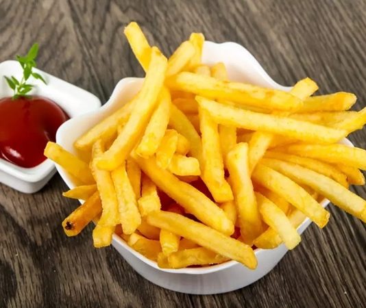 Patates kızartması, dünya genelinde en çok tüketilen atıştırmalıklardan biri olarak bilinir. Kökeni 18. yüzyıl Avrupa’sına dayanan bu lezzetli yiyecek, özellikle Belçika ve Fransa’da gelişmiştir. Küçük doğranmış patatesler, yağda kızartılarak altın sarısı bir renge kavuşur ve çıtır bir doku elde edilir. Konulu bir haber görseli.