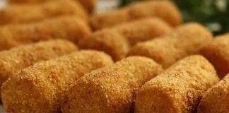 Patates kroket, özellikle Avrupa mutfağında uzun bir geçmişe sahip olan, çıtır dış yüzeyi ve yumuşak iç dokusuyla öne çıkan bir atıştırmalıktır. İsmi Fransızca “croquette” kelimesinden gelir ve bu tür atıştırmalıkların altın sarısı, çıtır dış kaplamasıyla tanınması, lezzetinin simgesi haline gelmiştir. Konulu bir haber görseli.