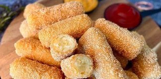 Patates Kroket: Pratik Atıştırmalık Ve Sofraların Vazgeçilmezi Patates kroket, hem çocukların hem de yetişkinlerin favori atıştırmalıkları arasında yer alıyor. Dışı çıtır çıtır, içi yumuşacık olan bu lezzetli atıştırmalık, farklı soslarla birlikte sunulduğunda sofraların yıldızı hâline geliyor. Patates kroket, özellikle pratik hazırlanışı sayesinde hem hızlı bir akşam yemeği tamamlayıcısı hem de davet sofralarının şık atıştırmalığı olarak öne çıkıyor. Bu yazımızda patates kroket yapımını, malzeme seçimlerini, pişirme tekniklerini ve sunum önerilerini detaylı şekilde ele alacağız. Konulu bir haber görseli.