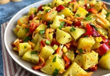 Patates Salatası: Sofraların Pratik Ve Lezzetli Mezesi Patates salatası, dünya mutfaklarında olduğu gibi Türk mutfağında da popüler bir meze olarak öne çıkar. Hem pratik hem de doyurucu oluşu, özellikle davet sofralarında ve günlük yemeklerde tercih edilmesini sağlar. Bu salata, patatesin doğal lezzetiyle diğer malzemelerin uyumunu ön plana çıkaran hafif ve besleyici bir seçenektir. Konulu bir haber görseli.