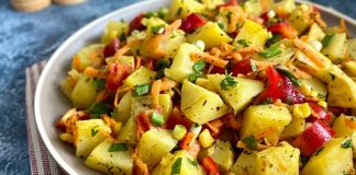 Patates Salatası: Sofraların Pratik Ve Lezzetli Mezesi Patates salatası, dünya mutfaklarında olduğu gibi Türk mutfağında da popüler bir meze olarak öne çıkar. Hem pratik hem de doyurucu oluşu, özellikle davet sofralarında ve günlük yemeklerde tercih edilmesini sağlar. Bu salata, patatesin doğal lezzetiyle diğer malzemelerin uyumunu ön plana çıkaran hafif ve besleyici bir seçenektir. Konulu bir haber görseli.