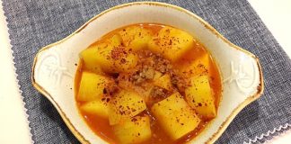 Patates Yemeği: Sofraların Vazgeçilmez Lezzeti Patates yemeği, hem geleneksel Türk mutfağında hem de dünya mutfaklarında önemli bir yer tutar. Patatesin anavatanı Güney Amerika olsa da, Türk mutfağına girişi 18. yüzyıla dayanır ve kısa sürede sofraların baş tacı olmuştur. Patatesin çok yönlü kullanımı ve uygun fiyatı, onu her mutfakta vazgeçilmez kılar. Konulu bir haber görseli.