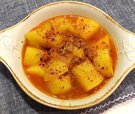 Patates yemeği, hem geleneksel Türk mutfağında hem de dünya mutfaklarında önemli bir yer tutar. Patatesin anavatanı Güney Amerika olsa da, Türk mutfağına girişi 18. yüzyıla dayanır ve kısa sürede sofraların baş tacı olmuştur. Patatesin çok yönlü kullanımı ve uygun fiyatı, onu her mutfakta vazgeçilmez kılar. Konulu bir haber görseli.