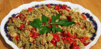 Patlıcan Salatası İle Sofralara Hafif Ve Lezzetli Dokunuş Patlıcan salatası, özellikle Akdeniz ve Ege mutfağının sevilen mezelerinden biridir ve hem hafifliği hem de besleyici özelliği ile öne çıkar. Patlıcan salatası, közlenmiş patlıcan, biber, sarımsak, limon ve zeytinyağı ile hazırlanan, ferahlatıcı ve sağlıklı bir mezedir. Patlıcan, lif ve vitamin açısından zengindir, sindirim sistemini destekler ve tokluk hissi yaratır. Zeytinyağı ve limon ise hem aroma hem de sağlıklı yağ alımı açısından önemli katkılar sağlar. Konulu bir haber görseli.