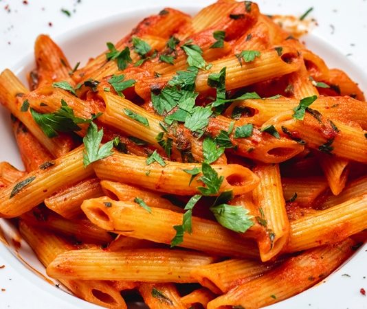 İtalyan mutfağının vazgeçilmezlerinden biri olan penne arabiata, baharatlı sosu ve pratik hazırlanışıyla dünya genelinde popüler bir yemek hâline gelmiştir. “Arabiata” kelimesi İtalyanca’da “öfkeli” anlamına gelir ve yemeğin acı kırmızı biberleriyle karakterize edilen lezzetini tanımlar. Bu özel makarna, özellikle hızlı ve lezzetli bir öğün arayanların favorisi olmuştur. Konulu bir haber görseli.