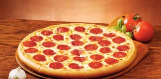 Pepperoni pizza, İtalyan mutfağından Amerikan kültürüne uzanan bir pizza çeşididir. İnce hamuru, baharatlı pepperoni dilimleri ve eriyen mozzarella peyniri ile eşsiz bir lezzet sunar. Amerika’da pizzanın popülerleşmesiyle birlikte pepperoni, dünya genelinde pizza severlerin en çok tercih ettiği malzemelerden biri haline gelmiştir. Konulu bir haber görseli.