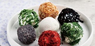 Peynir topu, özellikle atıştırmalık ve mezeler arasında kendine özgü bir yer edinmiş, dışı çıtır ve içi eriyen yapısıyla öne çıkan lezzetlerden biridir. Kökeni Avrupa mutfağına dayanan peynir topları, farklı peynir çeşitleri ve pane harcıyla hazırlanarak hem evlerde hem de restoranlarda sıkça tüketilir. Konulu bir haber görseli.