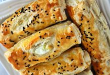 Peynirli Börek Lezzetinin Sofralardaki Vazgeçilmez Yeri Peynirli börek, Türk mutfağının en özel ve geleneksel lezzetlerinden biridir. Çay saatlerinin en çok aranan eşlikçisi, misafir sofralarının baş tacı ve sabah kahvaltılarının olmazsa olmazı olan bu börek çeşidi, pratik hazırlanışıyla da gönülleri fetheder. Kat kat yufkaların arasına serilen lezzetli peynir harcı sayesinde ortaya çıkan doyurucu tat, hem günlük öğünlerde hem de özel davetlerde sıklıkla tercih edilir. Bugün, peynirli böreğin tarihinden yapılışına, farklı çeşitlerinden püf noktalarına kadar pek çok detayı keşfedeceğiz. Konulu bir haber görseli.