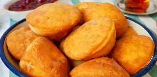 Pişi, Türk mutfağının en eski ve sevilen hamur işlerinden biridir. Genellikle kahvaltılarda ve çay saatlerinde tüketilen pişi, yumuşak ve hafif çıtır dokusu ile öne çıkar. Tarihi Osmanlı dönemine kadar uzanan bu lezzet, günümüzde sokak lezzeti olarak da popülerliğini korumaktadır. Konulu bir haber görseli.