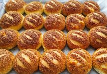 Poğaça: Gelenekten Moderne Uzanan Lezzet Yolculuğu Poğaça, Türk mutfağının en sevilen hamur işlerinden biridir. Genellikle kahvaltılarda, çay saatlerinde ve ara öğünlerde tercih edilen poğaça, yumuşak dokusu ve lezzetli iç harcı ile öne çıkar. Tarihi kökenleri Osmanlı mutfağına kadar uzanan poğaça, farklı iç malzemelerle zenginleştirilerek günümüzde birçok çeşitte tüketilmektedir. Konulu bir haber görseli.