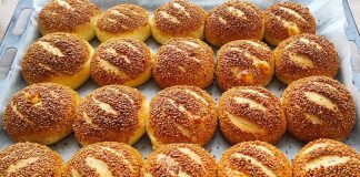 Poğaça, Türk mutfağının en sevilen hamur işlerinden biridir. Genellikle kahvaltılarda, çay saatlerinde ve ara öğünlerde tercih edilen poğaça, yumuşak dokusu ve lezzetli iç harcı ile öne çıkar. Tarihi kökenleri Osmanlı mutfağına kadar uzanan poğaça, farklı iç malzemelerle zenginleştirilerek günümüzde birçok çeşitte tüketilmektedir. Konulu bir haber görseli.